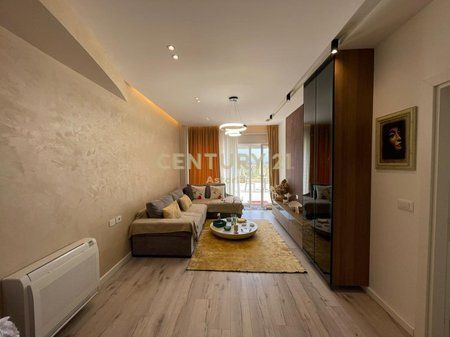   IN AFFITTO, TRIPLEX DI LUSSO 3+1+3 CON VERANDA, CON POSTO AUTO, RESIDENZA “KODRA E DIELLIT 2”