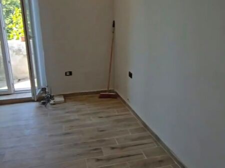 Shitet apartament 1+1 tek Pallatet Agimi , ish Blloku , Piramida , Rruga Myslym Shyri .