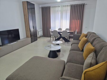 Appartamento arredato 2+1+2 in affitto in via Elbasan, 85.000 lek