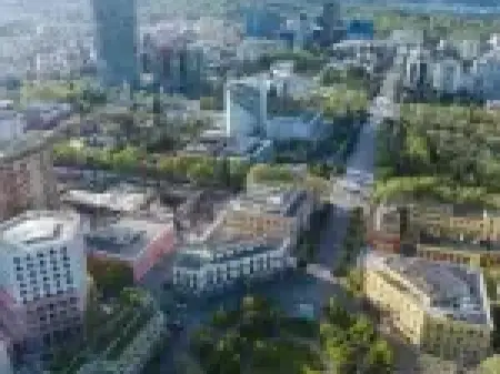 Shtëpi private e mobiluar me 2 dhoma gjumi me qira në Ali Demi, Tiranë | Oborr privat dhe parkim