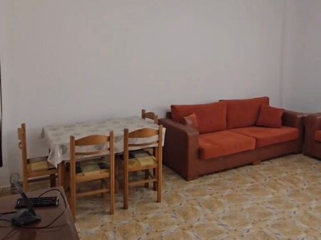 Shitet apartament 1+1 tek Rruga Myslym Shyri , prane Shkolles Faik Konica .