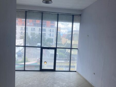 Qera | Ambjent Biznesi | Rruga Dritan Hoxha | 750 €/muaj