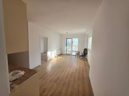 Jepet me qira apartament 1+1 me ballkon në Rrugën e Dibrës F ID 5828