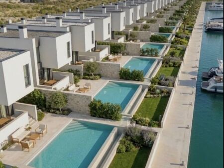 VILË 3-KATËSHE ME PISHINË PËR SHITJE TE TURQUOISE MARINA ID 5826