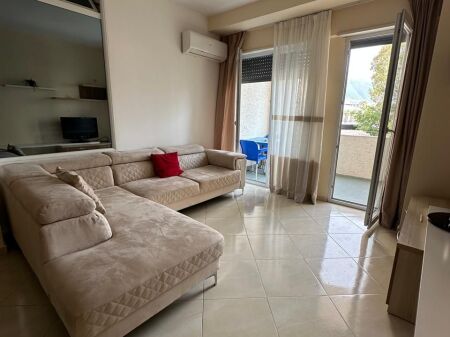  APARTAMENT 1+1 ME QERA – LUNGOMARE, VLORË