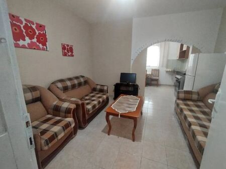 APARTAMENT 1+1 ME QERA vetem per studente (vajza) – KOMBINAT, TIRANE