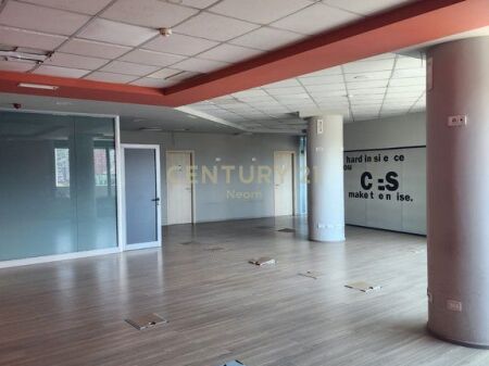Ambient Komercial me Qira 230m2, Rruga e Kavajes