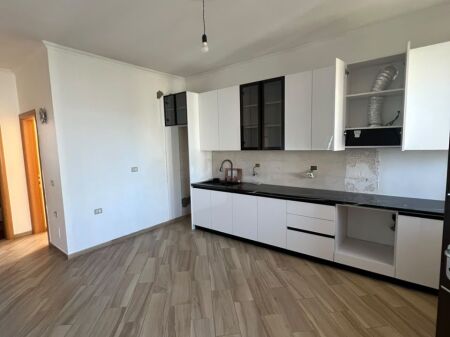 Jepet me qira kati i dytë i një shtëpie private në Kënetë, Durrës.