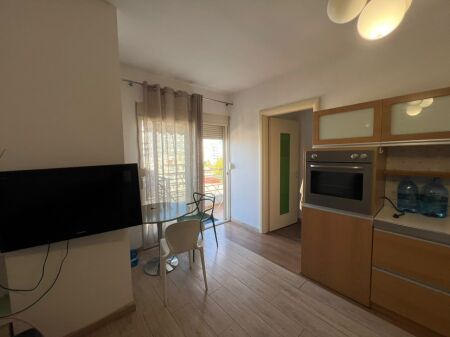 In Affitto – Appartamento 1+1 📍 A Komuna e Parisit, vicino al Kristal Center