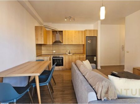 Jepet me qira apartament 1+1 në rrugën Karl Gega, pranë ish Stacionit të Trenit! 750 € /Muaj