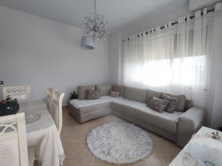🏢A few minutes away from Shkolla e Kuqe, apartment for rent, 1+1 veranda, furnished 75,000 Lekë