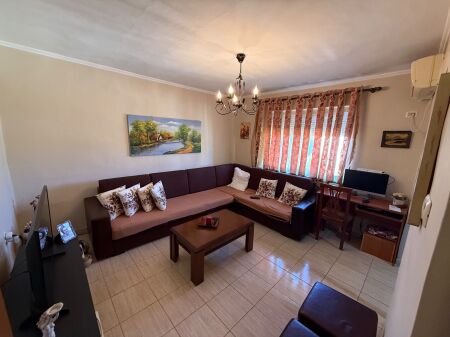 📣 IN VENDITA Appartamento 1+1 📍 Allias, Vicino alla Scuola “Bajram Curri” ✨   🔄 Disposizione: Soggiorno, Cucina Separata, Camera da Letto, Corridoio di Distribuzione, Bagno, Balcone.   🏢 Edificio Esistente 🪜 5° Piano (Senza Ascensore)  📐 Superficie 62 m2 🛋️ Arredato  ✅ Possibilità di Acquisto Con MUTUO   💶 Prezzo 106 Milioni di Lek (Non Trattabile)