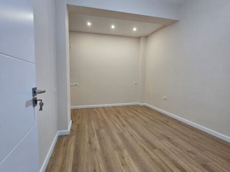 Apartament 1+1 i rinovuar në shitje në Rrugën e Kavajës, Tiranë