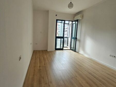 Appartamento 1+1 in vendita in via Kavaja, Tirana