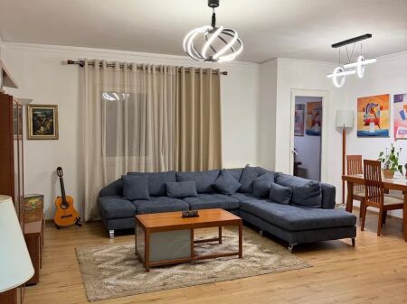 Apartament 2+1 per qira Komuna Parisit