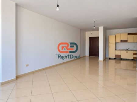Ad Astir, vicino al Bar Bohemi, si affitta un appartamento 2+1+2, ideale per abitare!!!