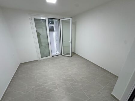 🏡 JEPET ME QIRA APARTAMENT 2+1!  📍 Adresa: Rruga Myslym Shyri, pranë karburantit Kastrati