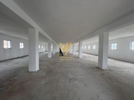 VENDESI EDIFICIO DI TRE PIANI 1.200 M2 A SHKOZE 520.000 EURO
