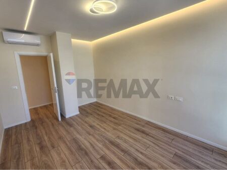 SHITET APARTAMENT 2+1 ME PARKIM, BULEVARDI I RI