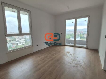 Tek Univers City, Shitet Apartament 2+1 Me Planimetri Te Rregullt Dhe Me Drite!!!
