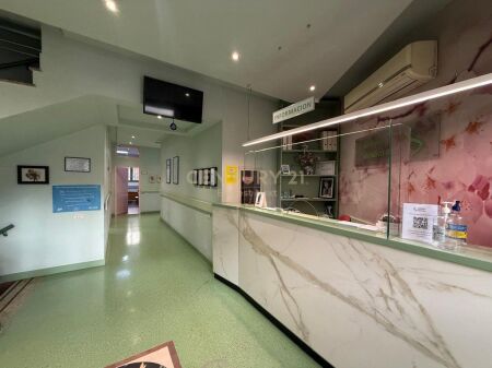 Locale commerciale premium in affitto (clinica medica completamente attrezzata) al Pazari i Ri