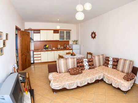 Shitet apartament 1+1 ne zonen e Durresit prane Hotel Horizontit. ID 5845