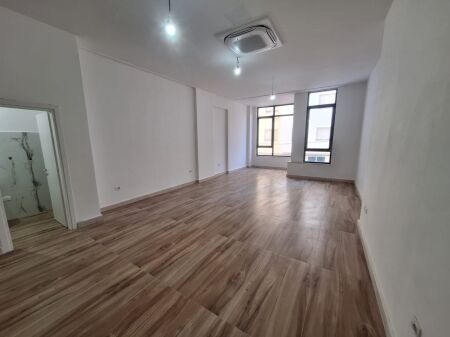 COMMERCIAL SPACE FOR RENT IN THE CENTER OF TIRANA (Kafe Flora)