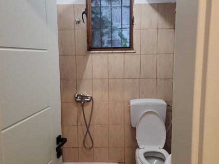 JEPET ME QIRA  GARSONIERE PRANE  QYTETIT STUDENTI DHE FAKULTETIT EKONOMIK   Pozicion shumë i favorshëm, pranë Qytetit Studenti dhe Fakultetit Ekonomik, me akses të shpejtë në shërbime dhe transport.