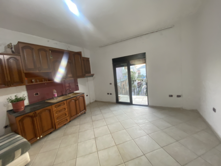 Apartament 1+1 per qera Kombinat