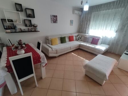 Shitet apartament 1+1 ne zonen e 21 Dhjetorit prane Kopshtit 26, Tirane.ID 5848