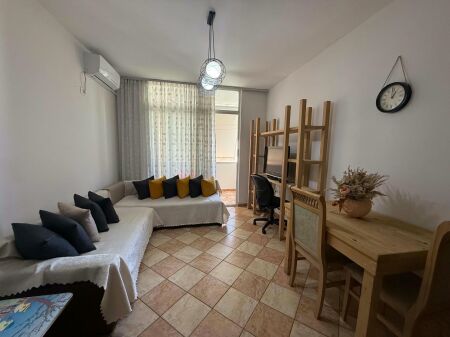 1+1 apartment for rent at Komuna e Parisit!