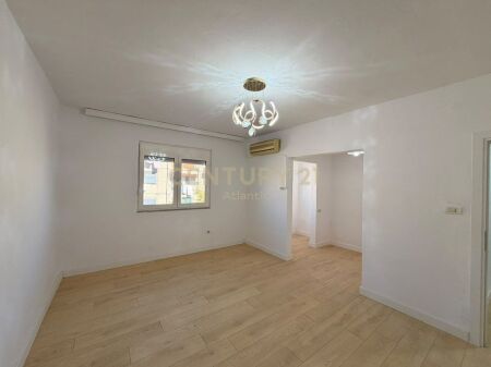 SHITET APARTAMENT 2+1 TEK STADIUMI NE DURRES !