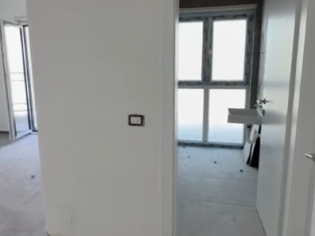 **VENDESI APPARTAMENTO 2+1+2 CON CABINA ARMADIO – TIRANA PORTA E RE**