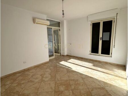 ZOGU I ZI, APARTAMENT 2+1+2 PER QIRA
