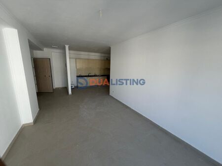 Shitet Apartament 2+1+2 ne Kinostudio , Porcelan , Xhamlliku , Oxhaku .