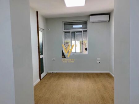 JEPET ZYRE 36 M2 ME QERA TE BLLOKU 450 EURO