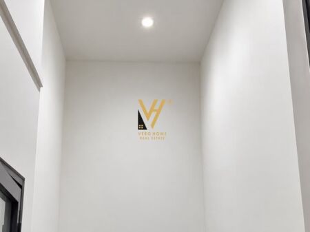 SHITET DYQAN 30 M2 TE GRAND GALLERY, YZBERISHT 104.000 EURO