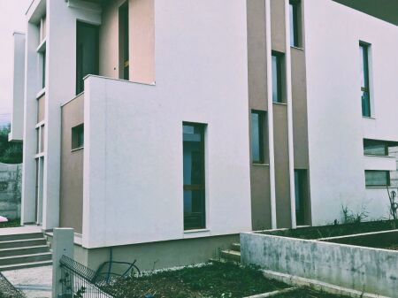 **VILLA INDIPENDENTE SU 2 PIANI CON SEMINTERRATO IN VENDITA – VICINO AL TEG**