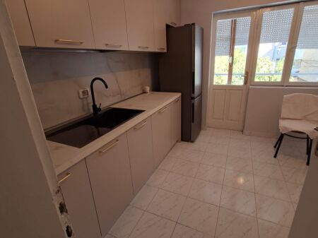 For rent, empty 2+1+1 at Globe, former Park, 600 thousand lek