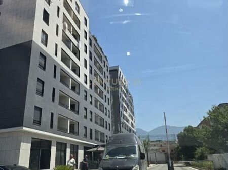 JAPIM ME QIRA AMBIENT SHERBIMI KATI 0,BULEVARDI I RI! 650 € /Muaj