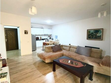 SHITET APARTAMENT 2+1+2 PRANË LULISHTES – KOMUNA E PARISIT, TIRANË