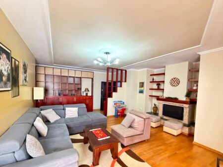 Rruga e Barrikadave,prane Hotel Areela appartamento in affitto 2+1+2, arredato.75,000Leke
