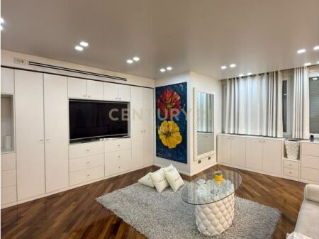 Shitet Apartament Tek Zogu I Zi