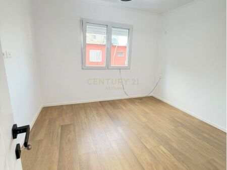 Apartament 1+1 per qira ne qender te Tiranes.