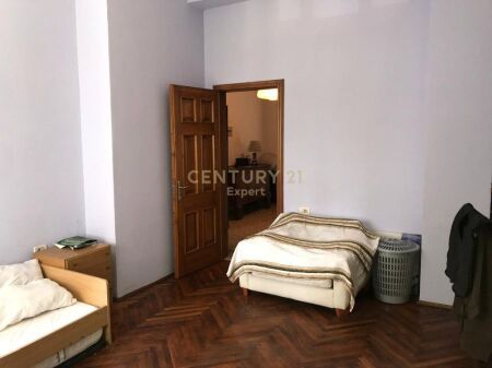 APPARTAMENTO 3+1 IN AFFITTO – CENTRO DI TIRANA, L’INCROCIO TRA VIA DIBRA E VIA BARRIKADA