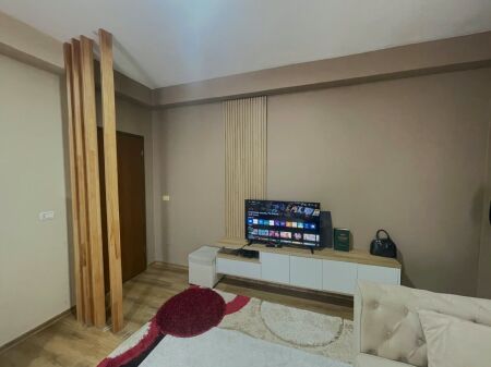 Shitet apartament 2+1 me 2 ballkone ne Porcelan , prane Kinoblock , Kodra e Priftit , Kinostudio .