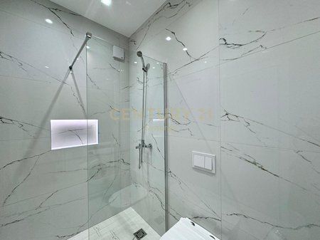 Apartament 2+1+2 me qira ne Rrugen e Kavajes