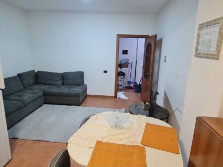 🏡 Appartamento 1+1 in affitto  📍 21 Dhjetori, Via Kongresi i Lushnjës 🏢 4° piano, edificio nuovo senza ascensore 💰 Prezzo: 50.000 lek/mese