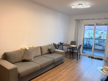 JEPET ME QIRA APARTAMENT 1+1 – PRANË SHKOLLËS SË KUQE