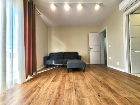 # IN AFFITTO: 1+1 📍Shkozë / Tirana | Edificio Nuovo | Superficie: 70m² | 7° Piano | 40.000 Lek/Mese | Acqua e Internet Inclusi nel Prezzo 🔥🔥